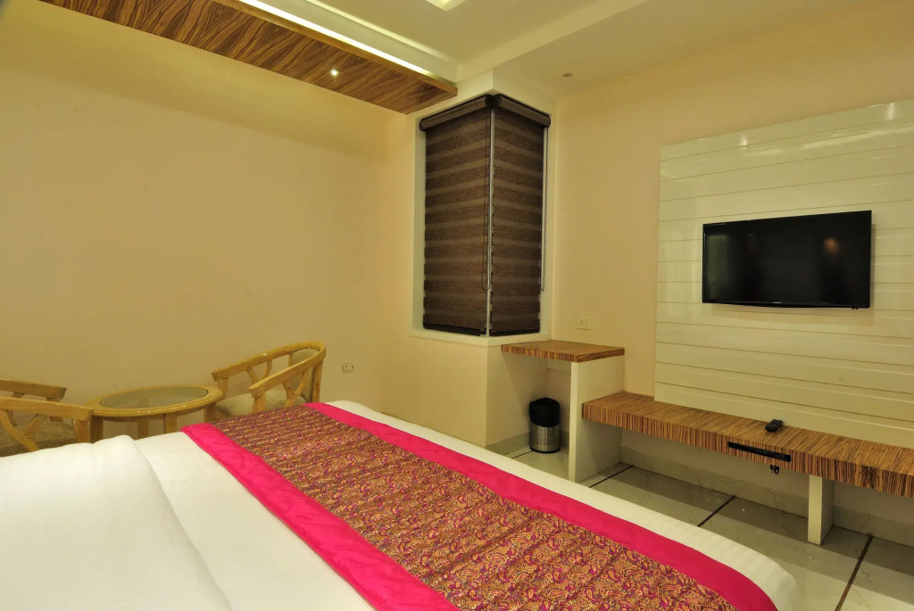 Aman Continental With Restaurant - 5Mins from Connaught Place ,Railway Station & Metro