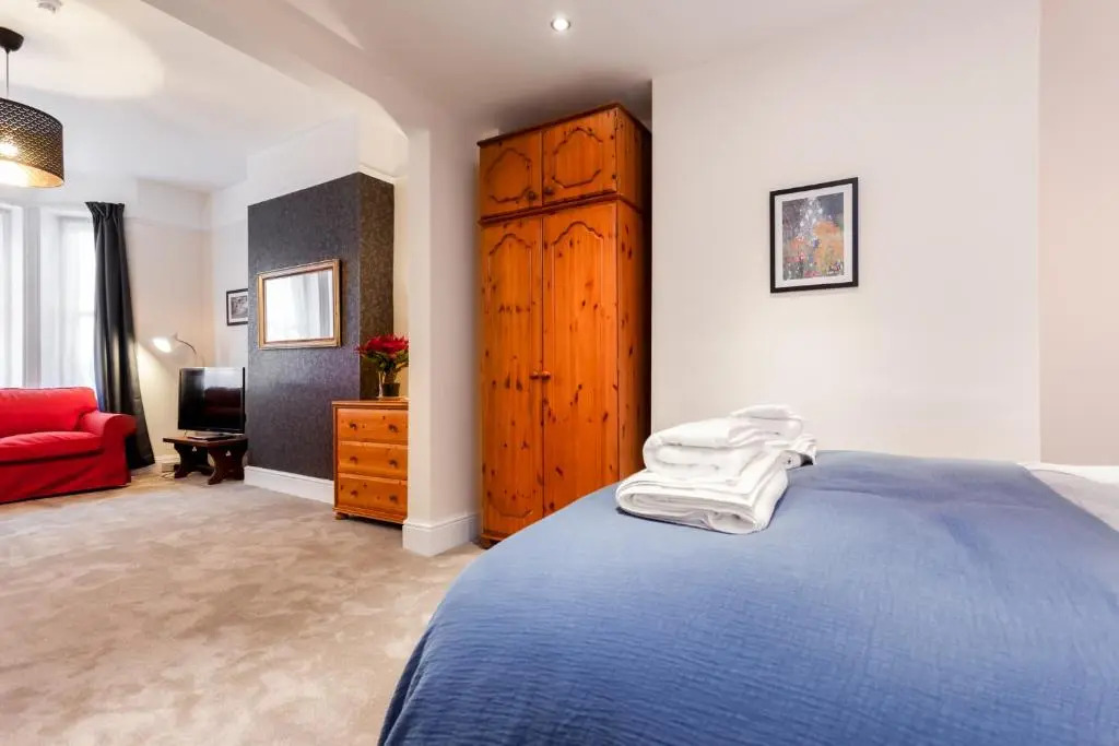 Gorgeous Town Centre Apt with Courtyard Garden