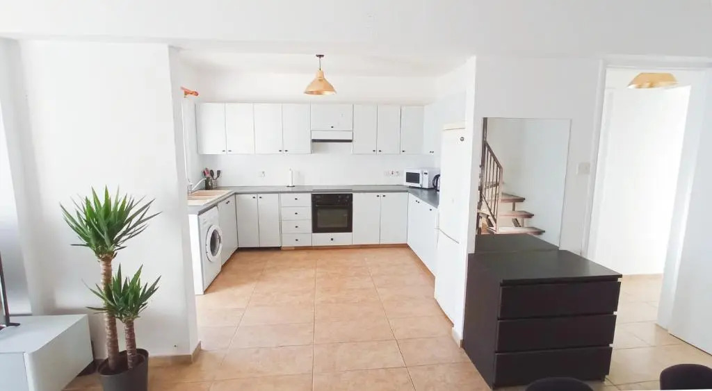Luxury Maisonette Apartment -SEA VIEW, NETFLIX, GYM- 5 Min from Beach