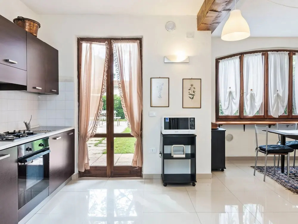 Comfortable Apartment With Library And Swimming Pool