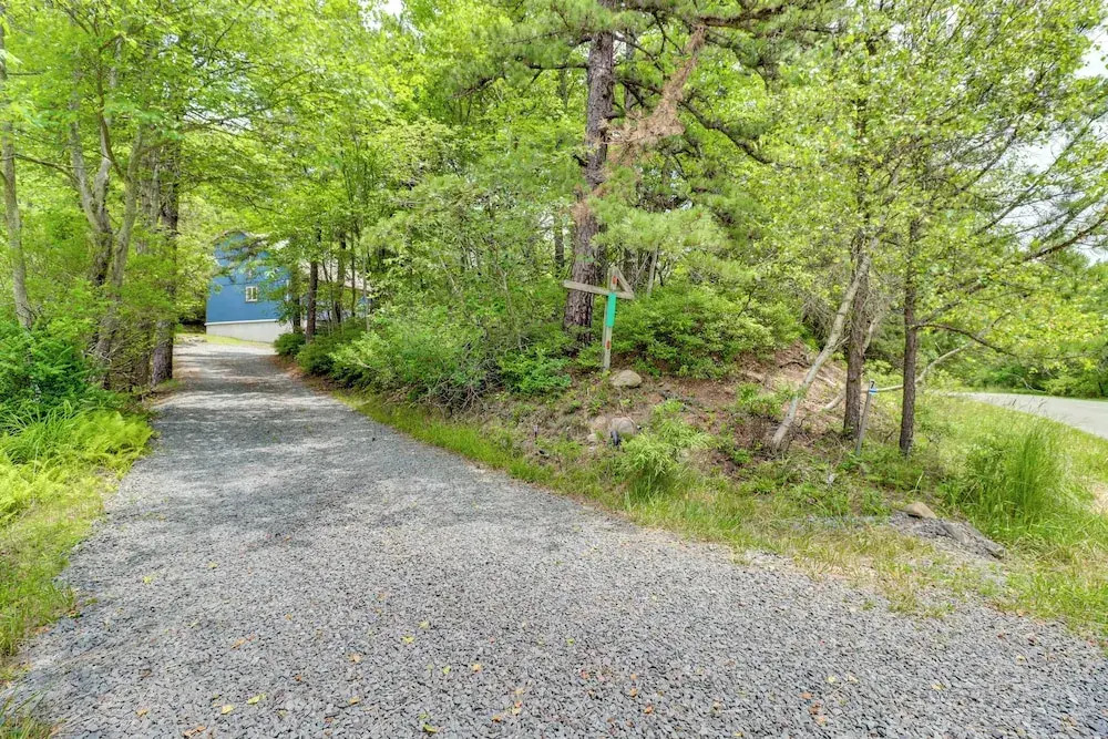 Hot Tub, Fire Pit & Barrel Sauna: Poconos Abode