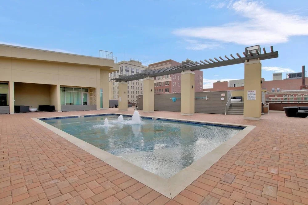 High End Old Town Loft + Pool + Clubhouse