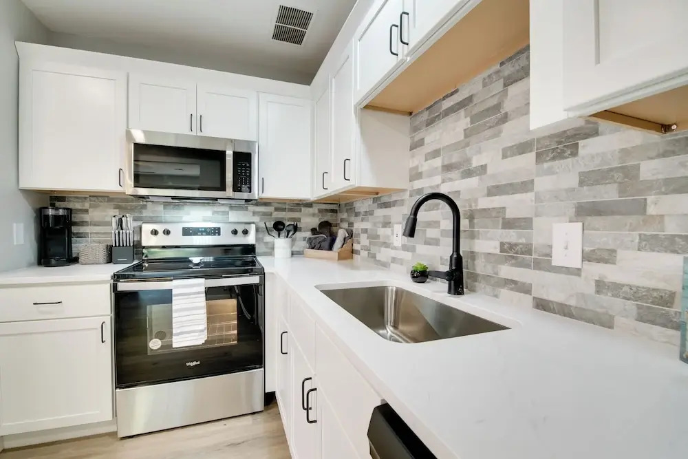 Cheerful Townhouse - Walk to Table Rock Lake!
