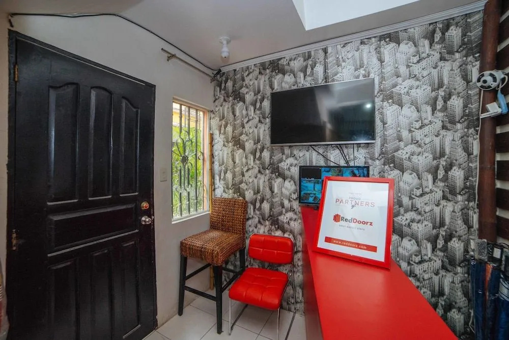 RedDoorz near McArthur Highway