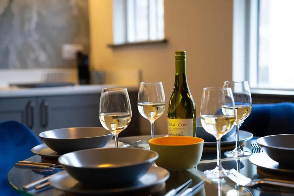 Spacious - Contemporary 2BR Apartment - Central Ambleside - Parking