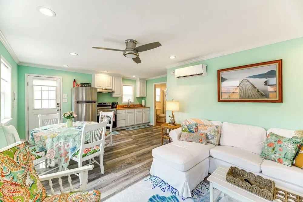 Walk to Pier & Dining: Central Rockport Cottage