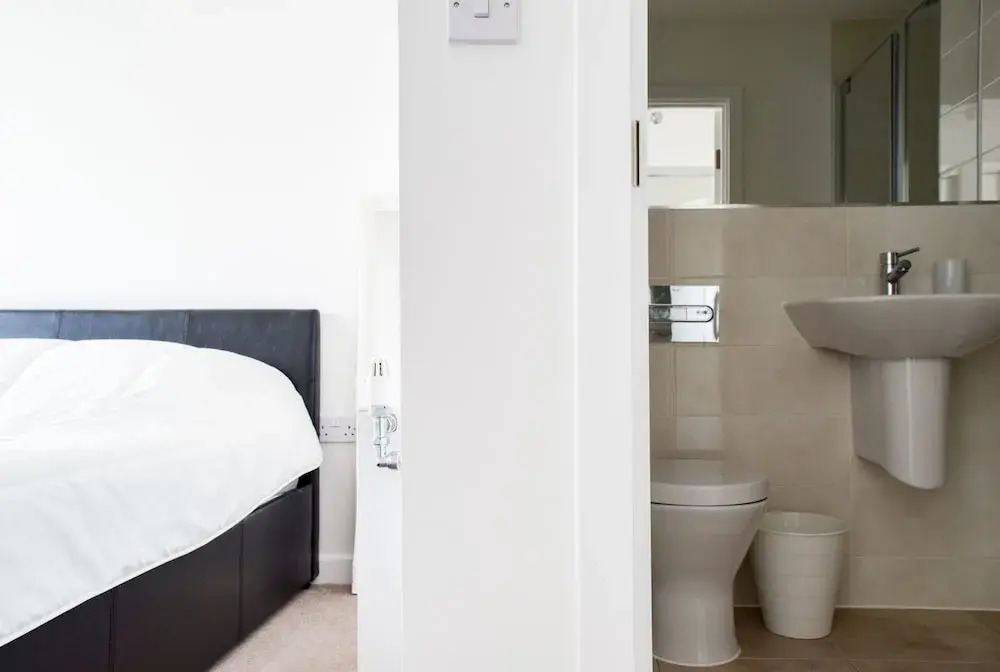 2 Bedroom Riverside Flat in Greenwich With Large Balcony