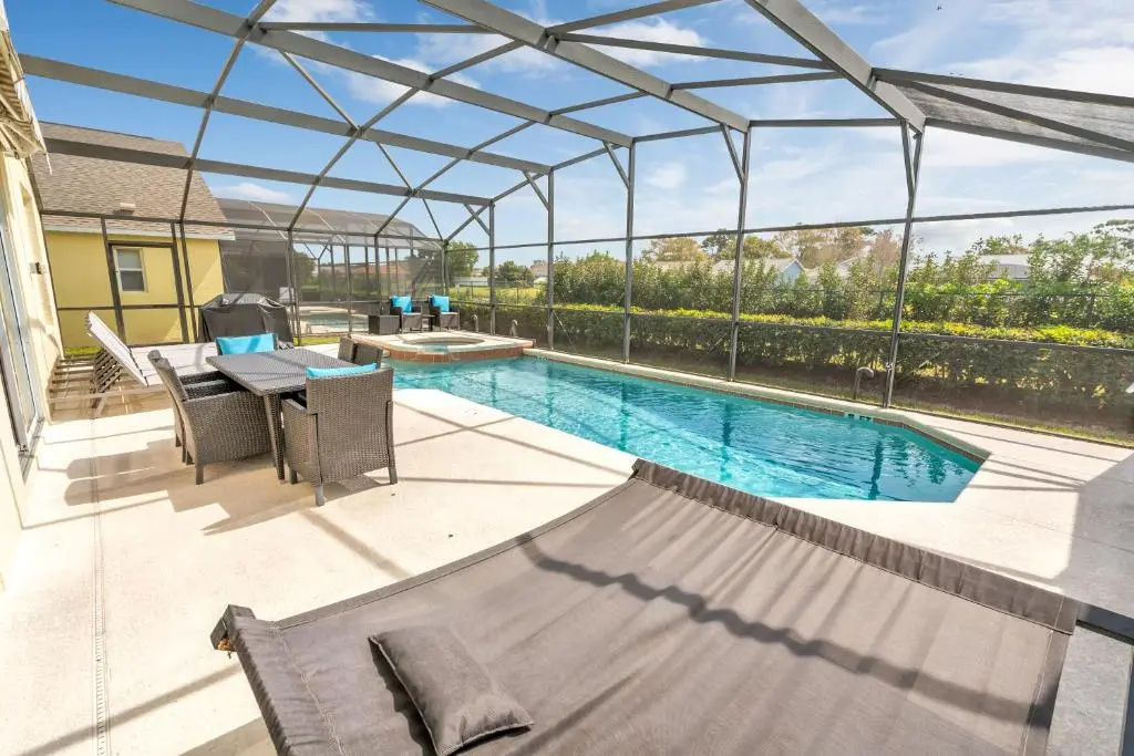 Disney Dream with Hot Tub, Pool, Xbox, Games Room, Lakeview, 10 min to Disney, Clubhouse