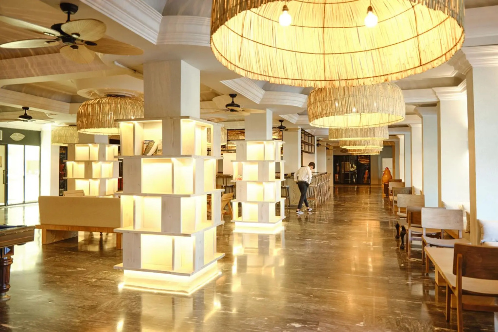 LAUR HOTELS Experience & Elegance