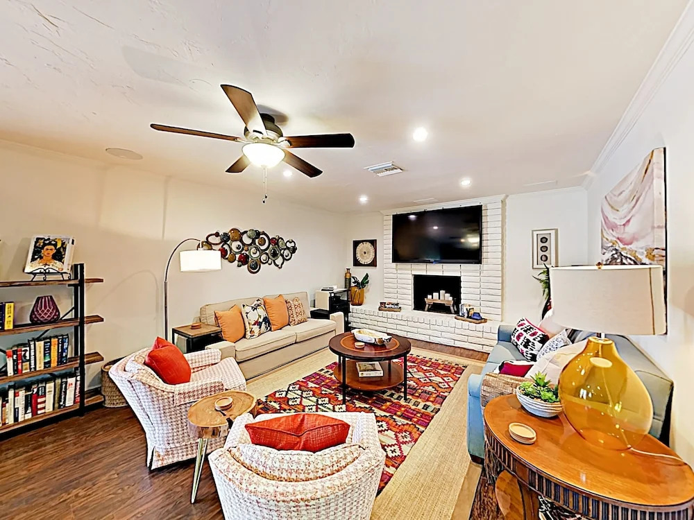 Stylish Desert Oasis - 3 Br Home