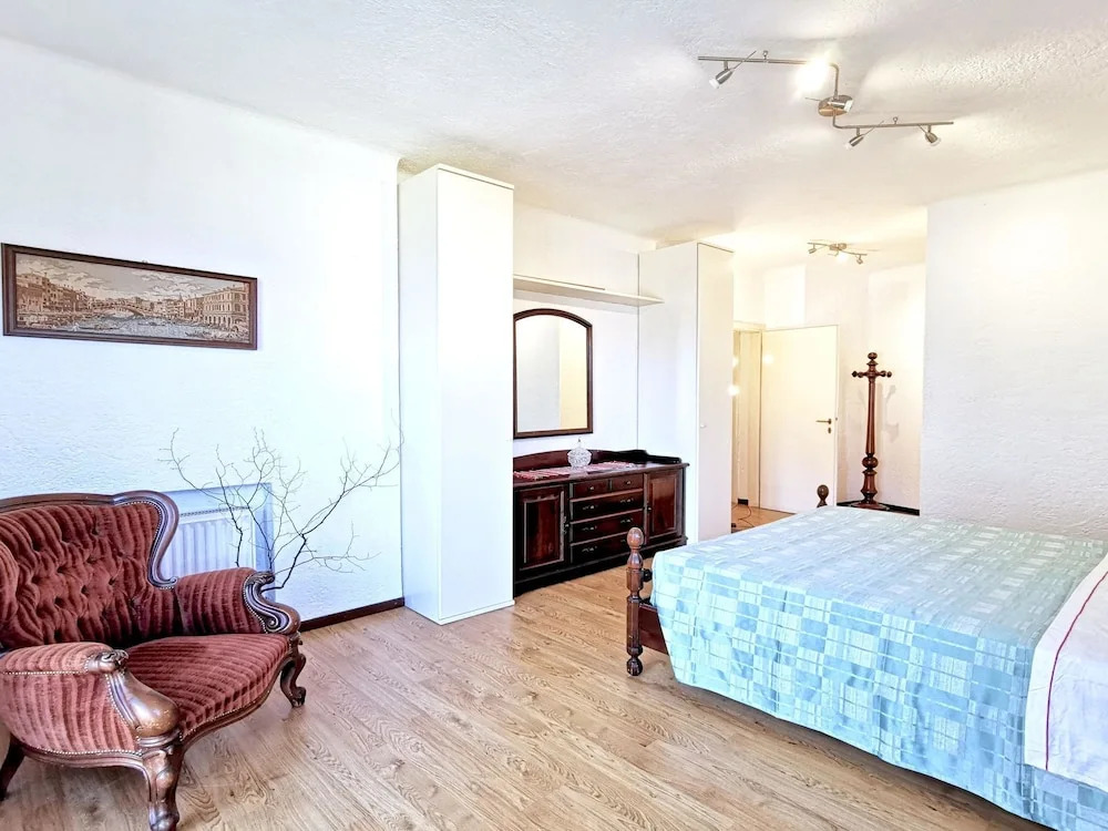 Spacious and Neat Linked House at the Como Lake