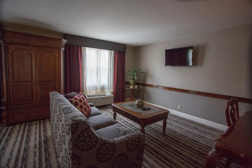 Colonial Hotel