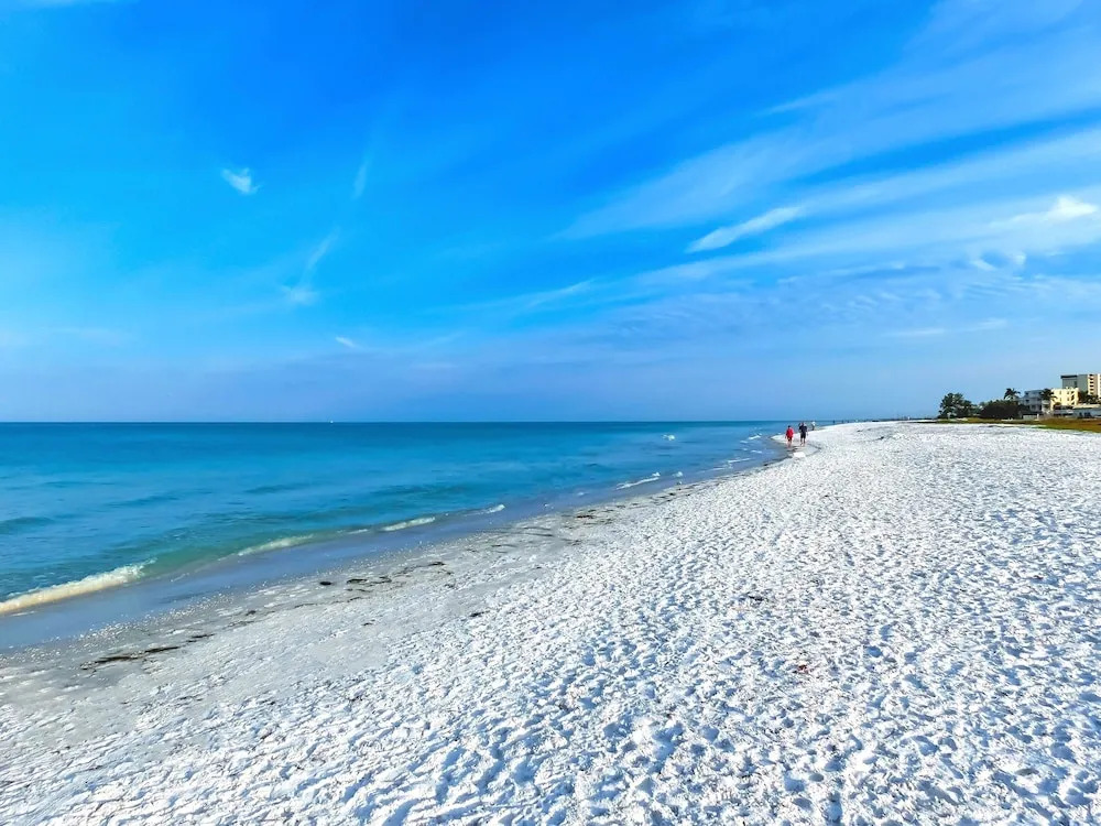 New Listing! Island Escape Steps To Stunning Beach 1 Bedroom Apts