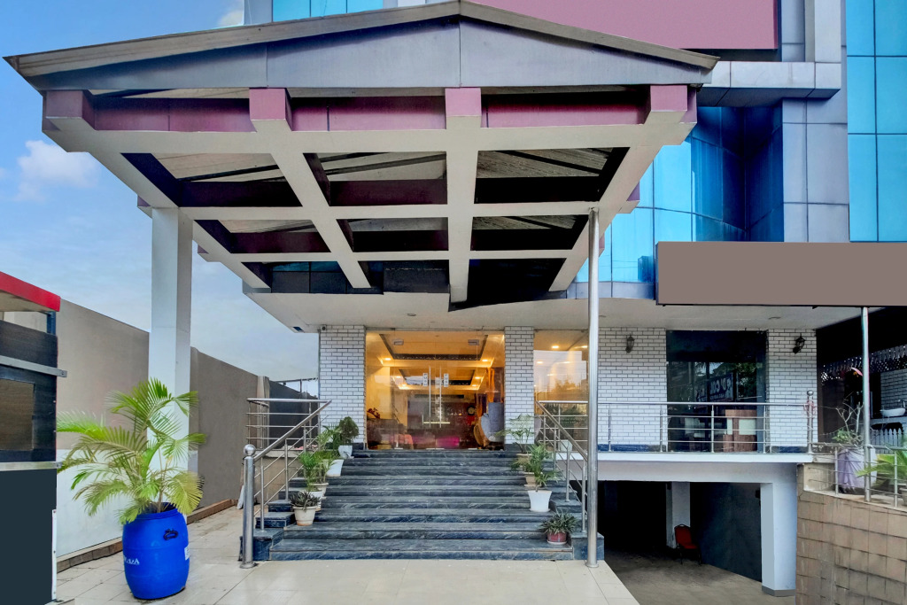 Townhouse Hatigaon Near Medicity Formerly Hotel Grand Majesty