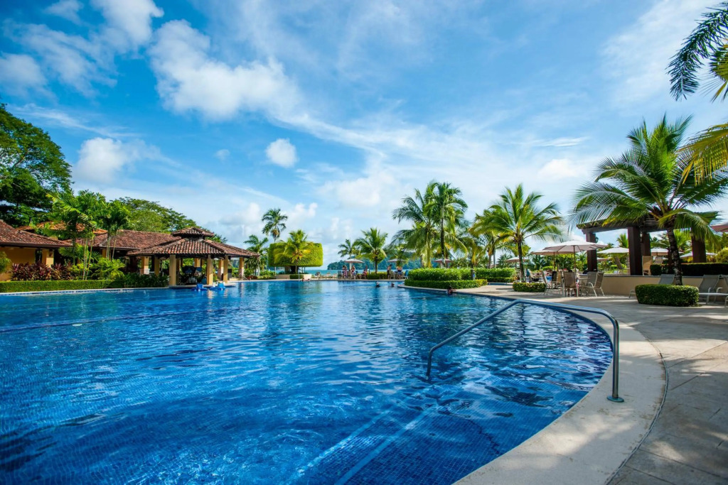 3 bedroom Bella Vista close to pool