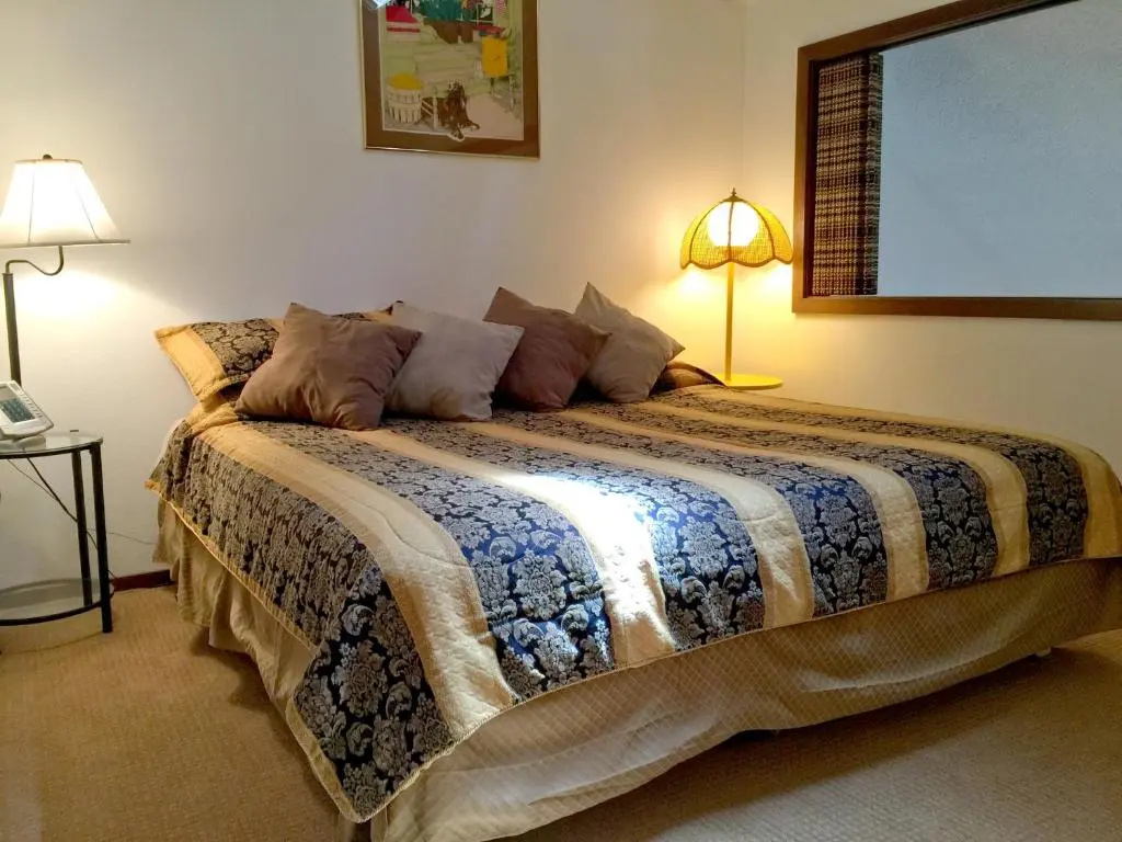 Snowater Condo #31 - 2 Story Condo with WiFi- Sleeps 4 - Beautifully decorated!