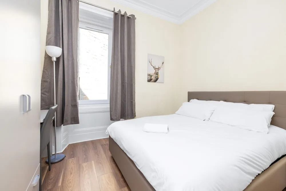 JOIVY Charming 2-Bed Flat Near City Centre W/ Desk