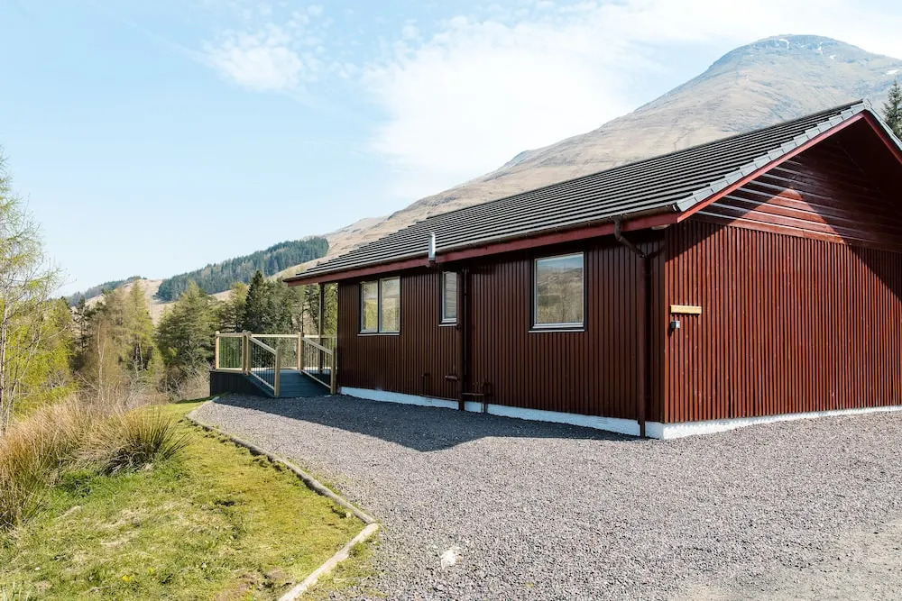 Gamekeeper Lodge loch and mountain view free wifi