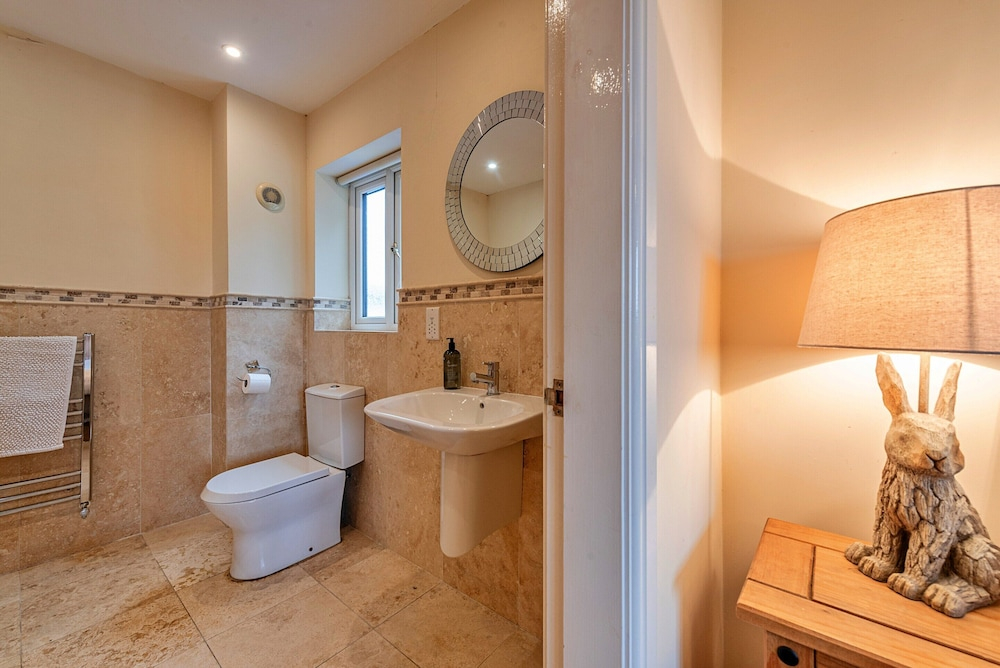 Spacious Country House for 14, Holywell, No Deposit