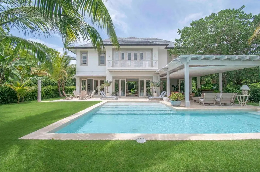 Stylish Fully-staffed Villa Near Beach and Lagoons in Exclusive Golf Resort