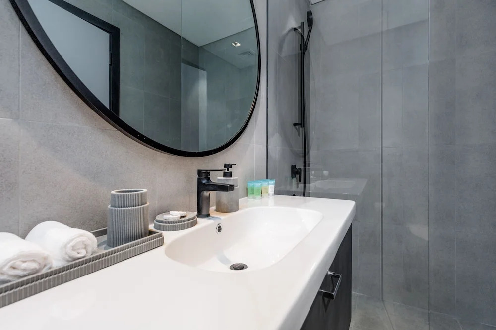 Waves - Urban Retreat Waterfront Elegance at 15 Northside