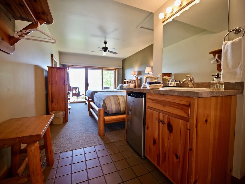 Whaleback Inn