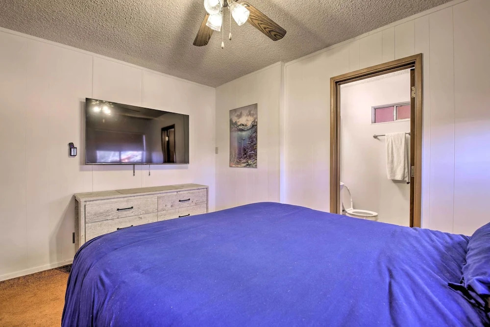 Hot Tub Hideaway in Pinetop: Bring Your Pet!