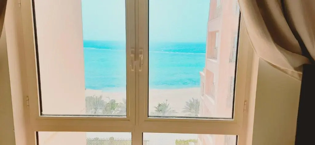 ريفان بيتش شقه 3 غرف على البحر يتطلب عوائل فقط