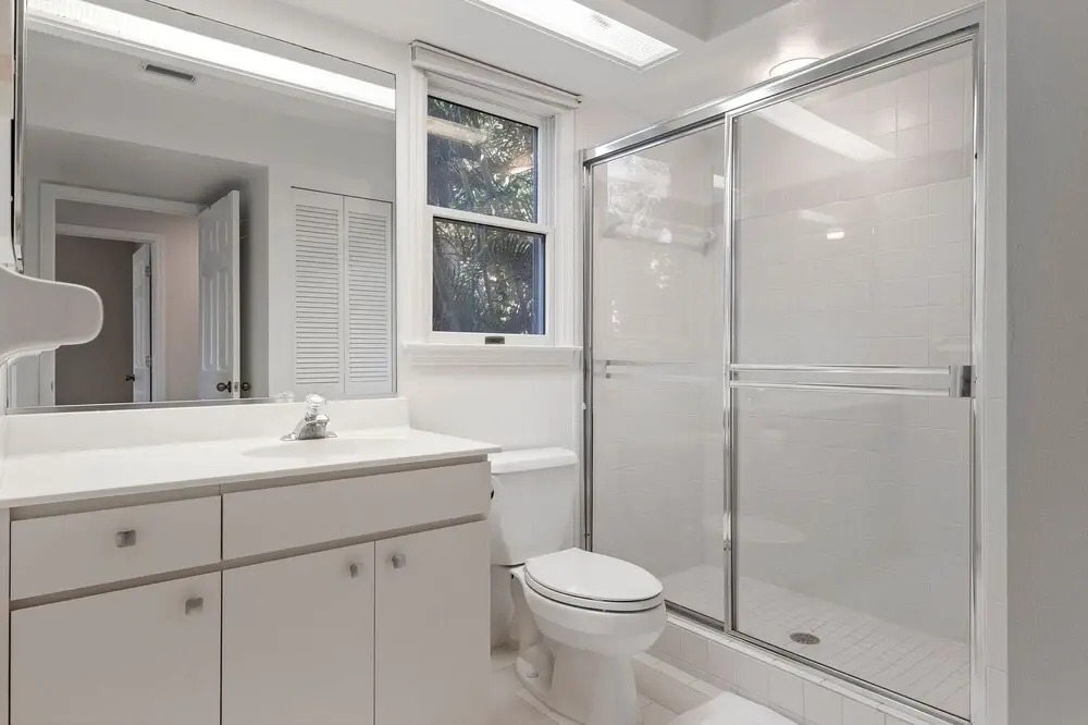 Walk To Beach Recently Renovated Sleeps 6 2 Bedroom Condo by RedAwning