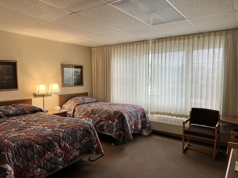The Shoreline Inn