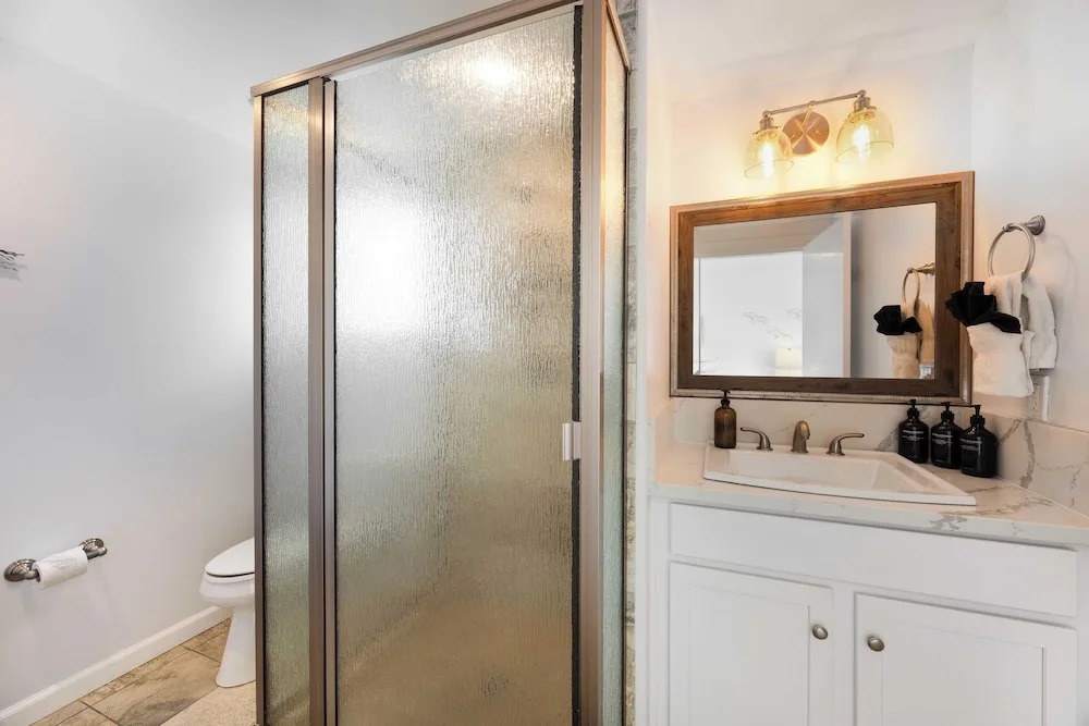 Oceanfront 2BR + Rooftop Deck, & Beach Access Strand Way B