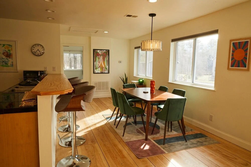 Mountain Retreat w hot tub Near Waterfalls