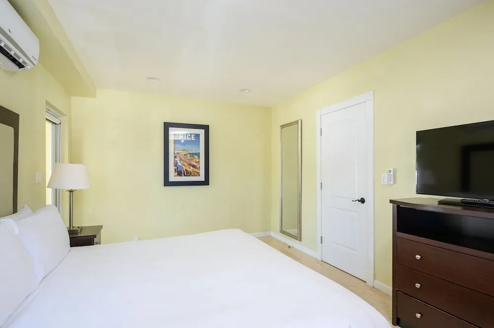 The S Of Las Olas Canal-front Patio & Pool 1 Bedroom Hotel Room