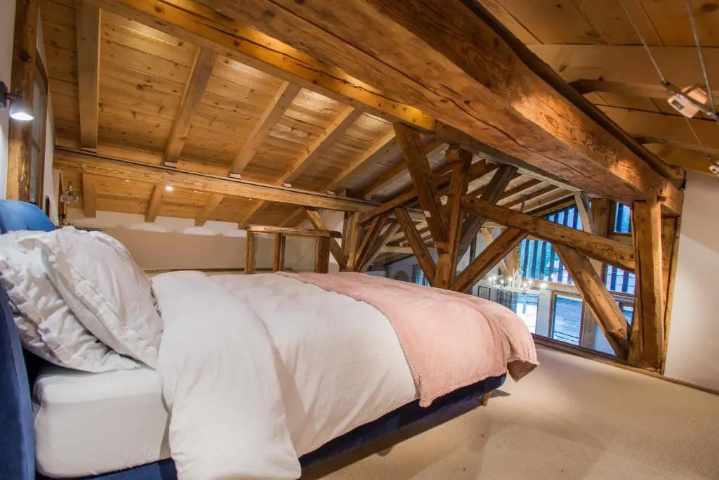 Ferme Liberté - stunning, comfortable, & modern sleeps 14- private mini van
