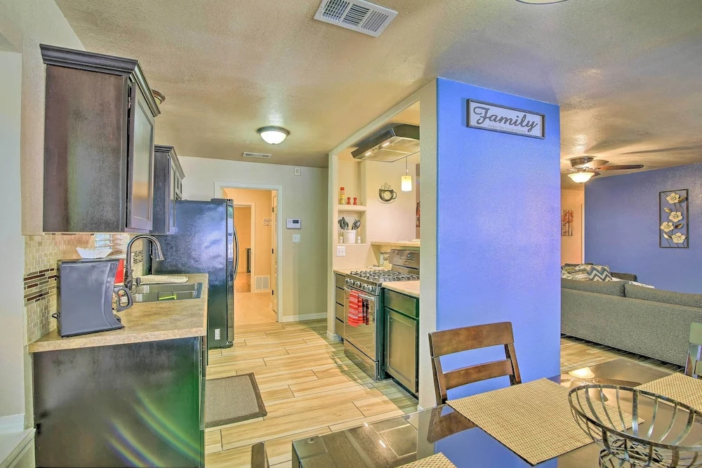 San Antonio Oasis w/ Hot Tub, Pool & Outdoor Bar!