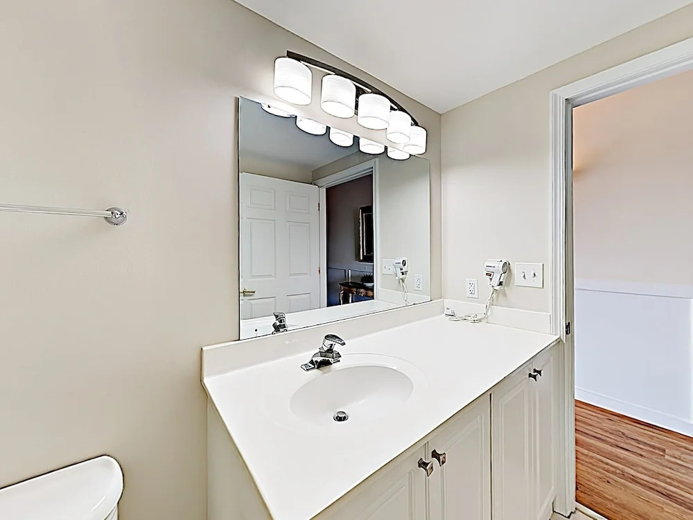 Downtown W/ River View, Near Shops & Beaches 1 Bedroom Condo