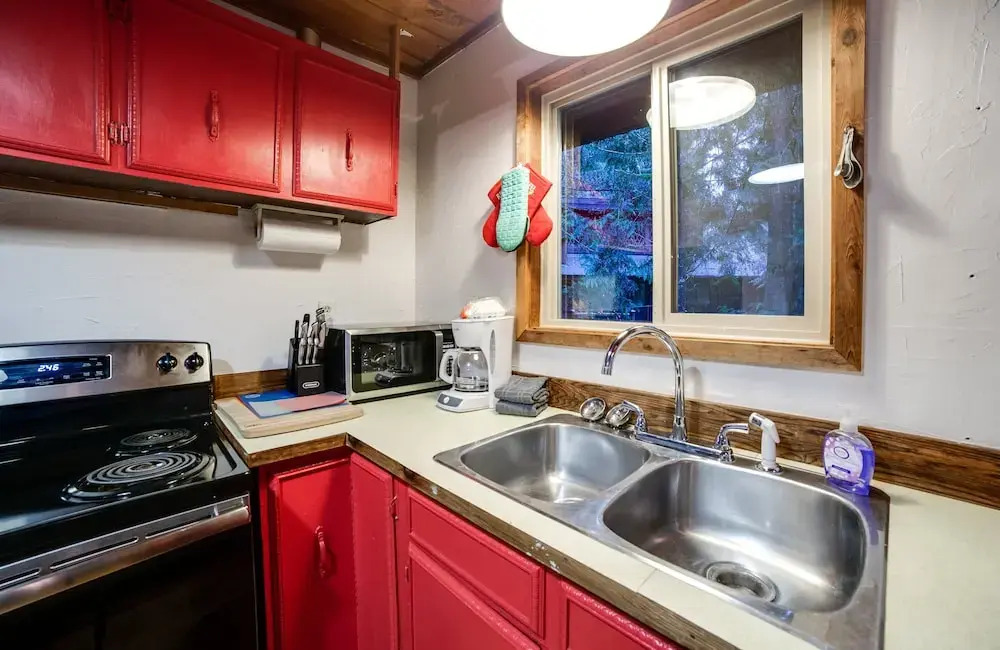 48SL - Hot Tub - Pets Ok - WIFI - Wood Stove - Sleeps 5