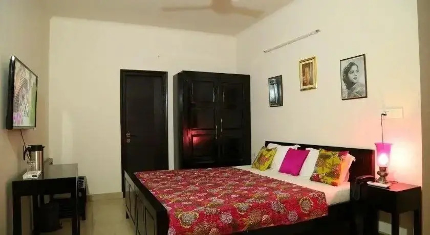 Saket Inn