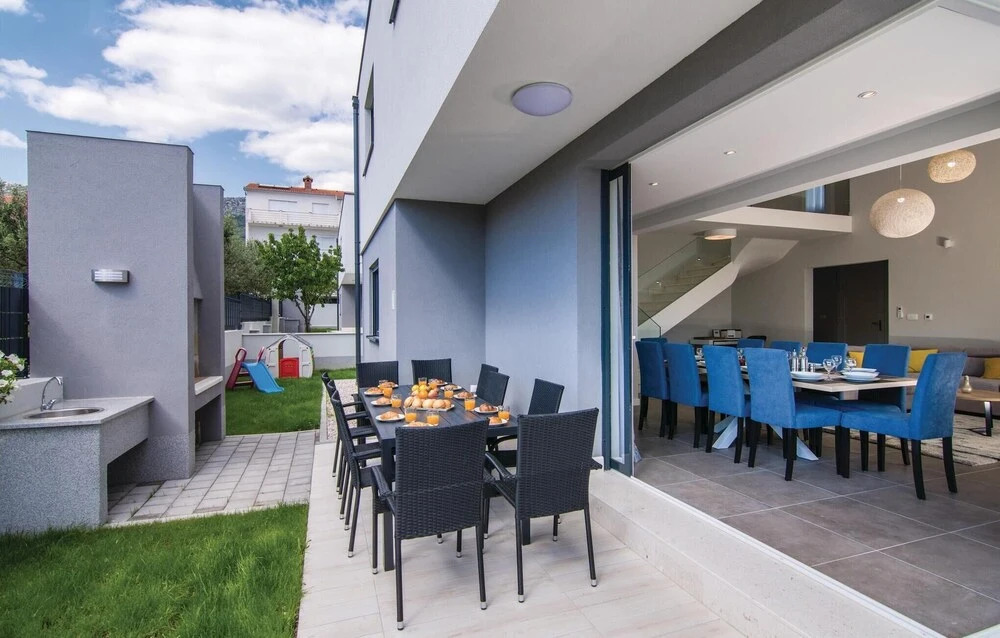 Five-Bedroom Holiday Home In Kastel Kambelovac
