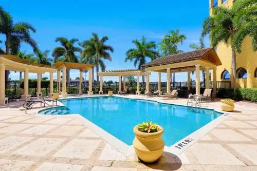 Luxurious Esplanade condo overlooking bay