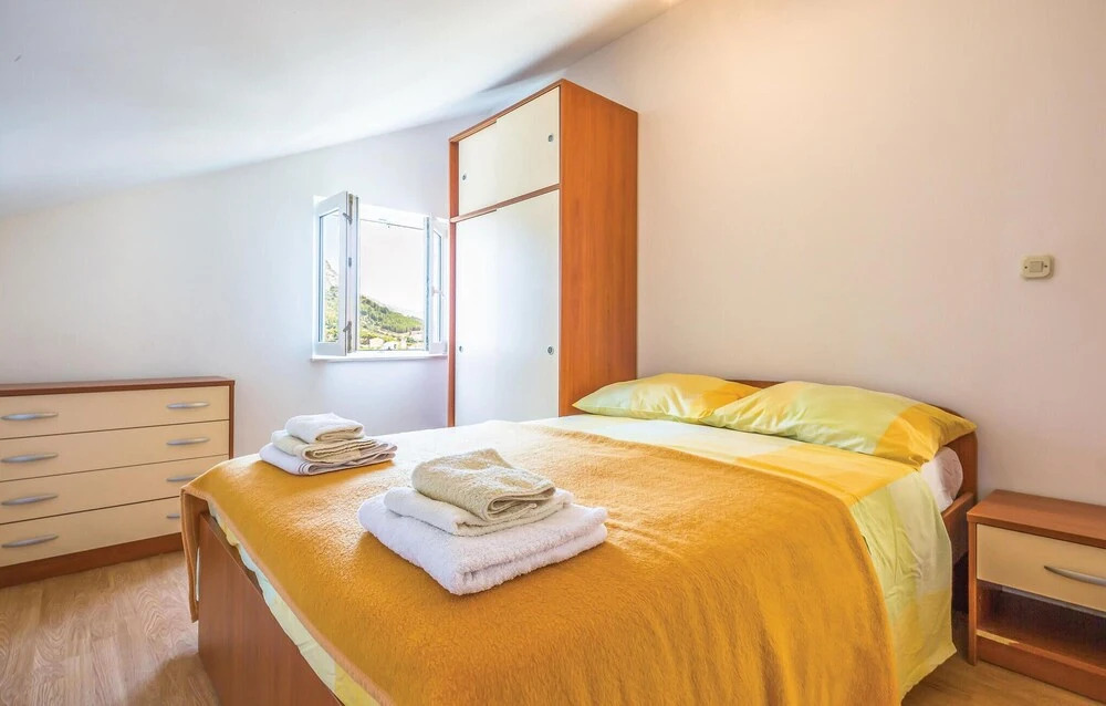 Amazing Apartment in Makarska With 5 Bedrooms and Wifi