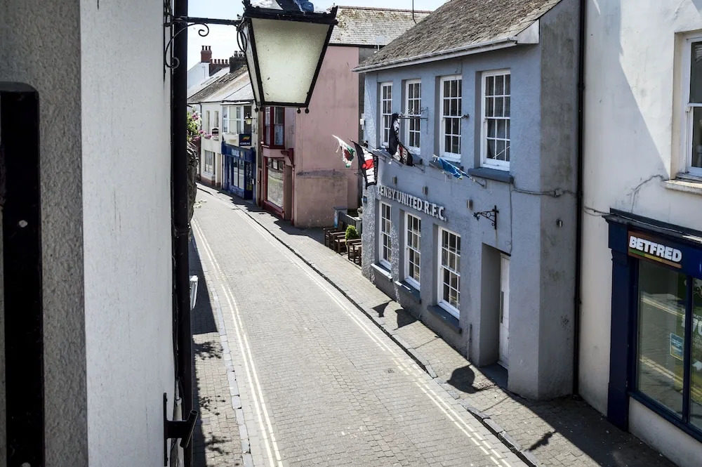 The Sail, Two Bedroom Apartment - Tenby