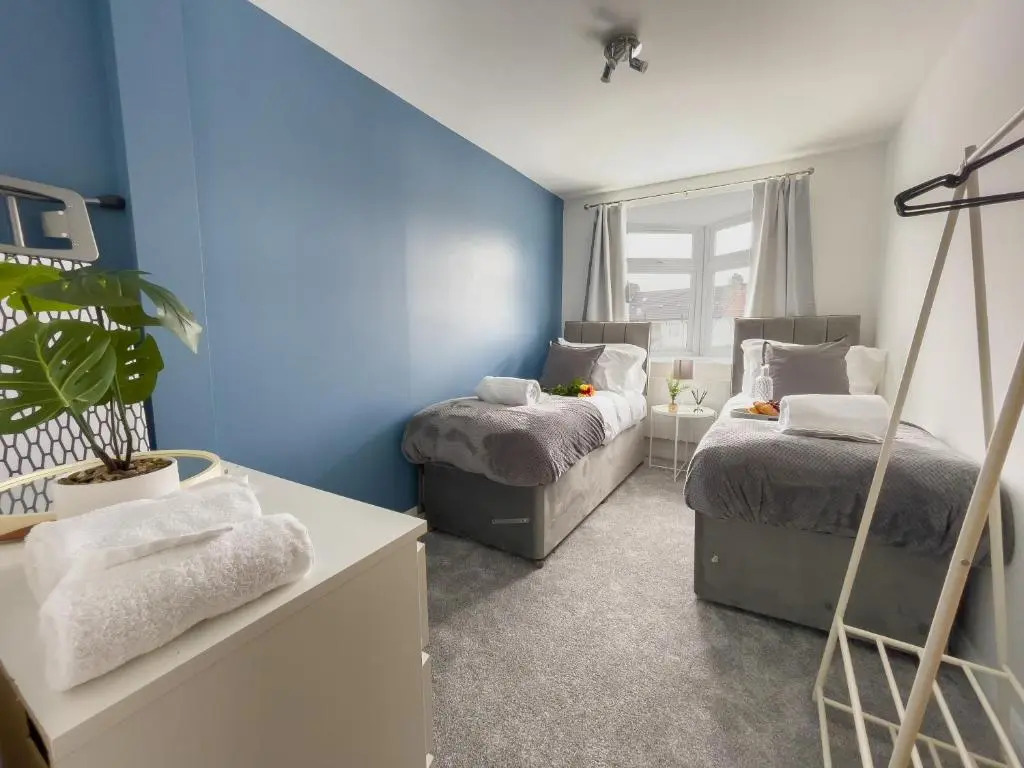 Spacious Contractor Flat for Large groups - Private Parking by Tailored Apartments