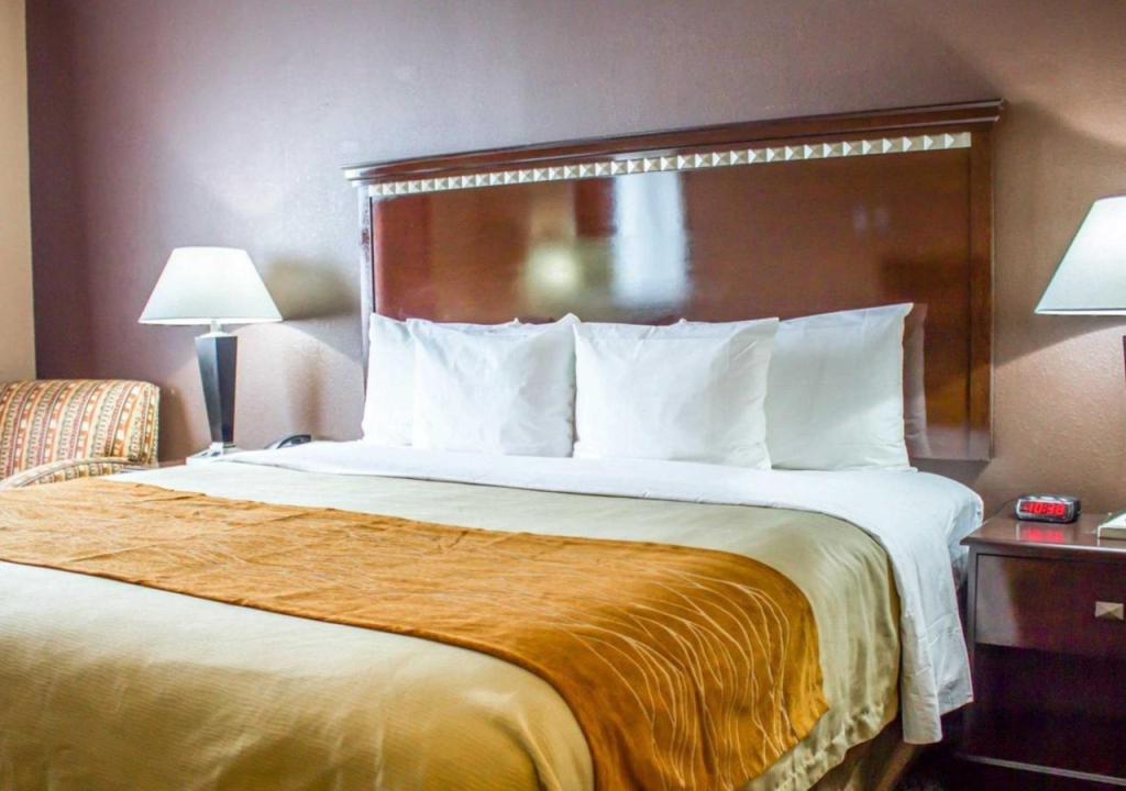 Travelodge by Wyndham Ozone Park