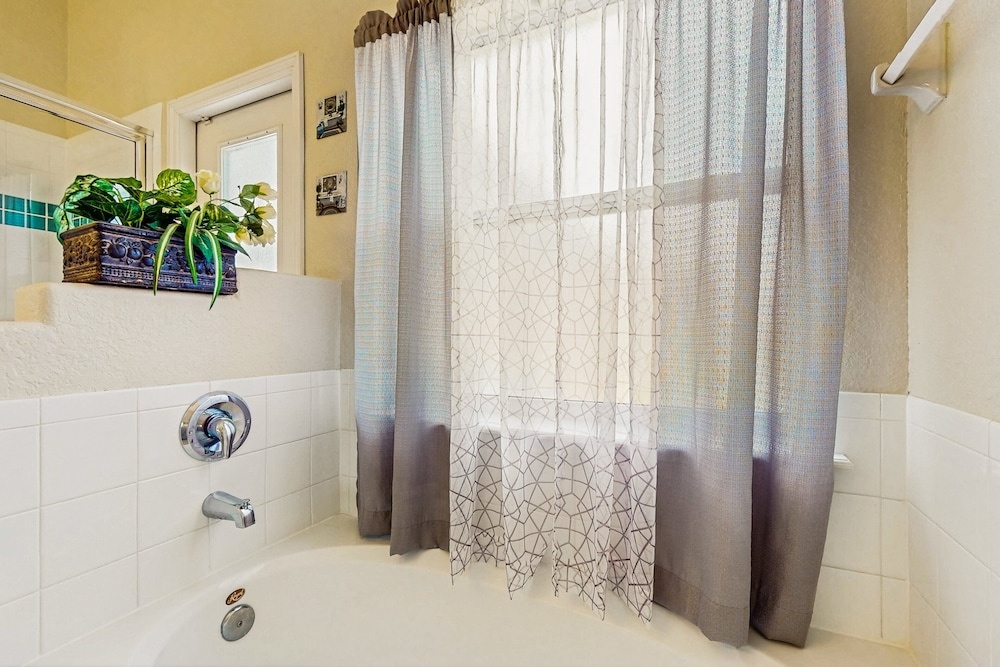 Home in Gated Community W/private Heated Pool, air Hockey, Tennis, Clubhouse