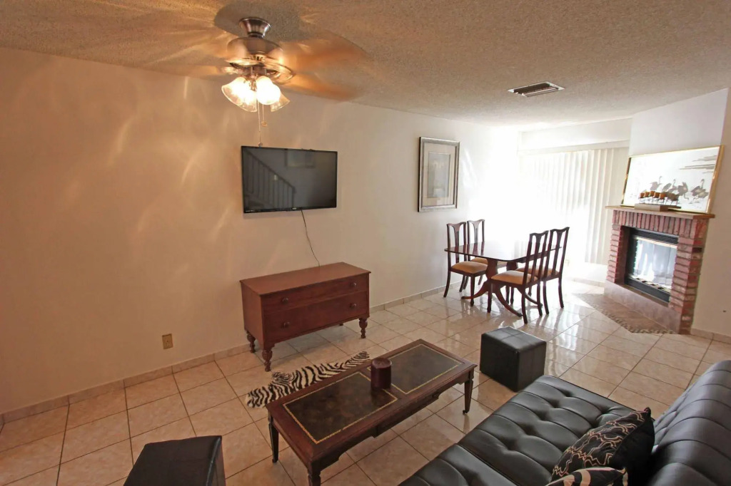 Cozy New Town House Glendale