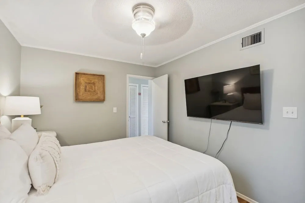 SPC 1034 is a Pet Friendly 1 BR with Free Beach Service for 2! by RedAwning