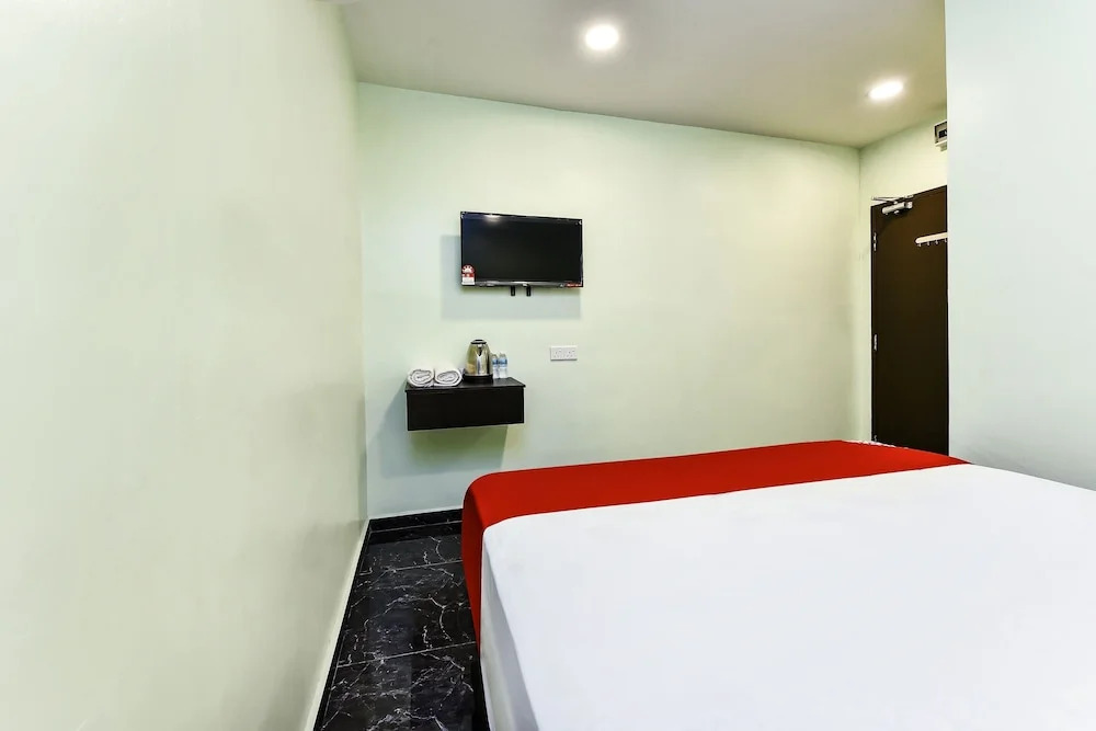 OYO 90445 Th Hotel