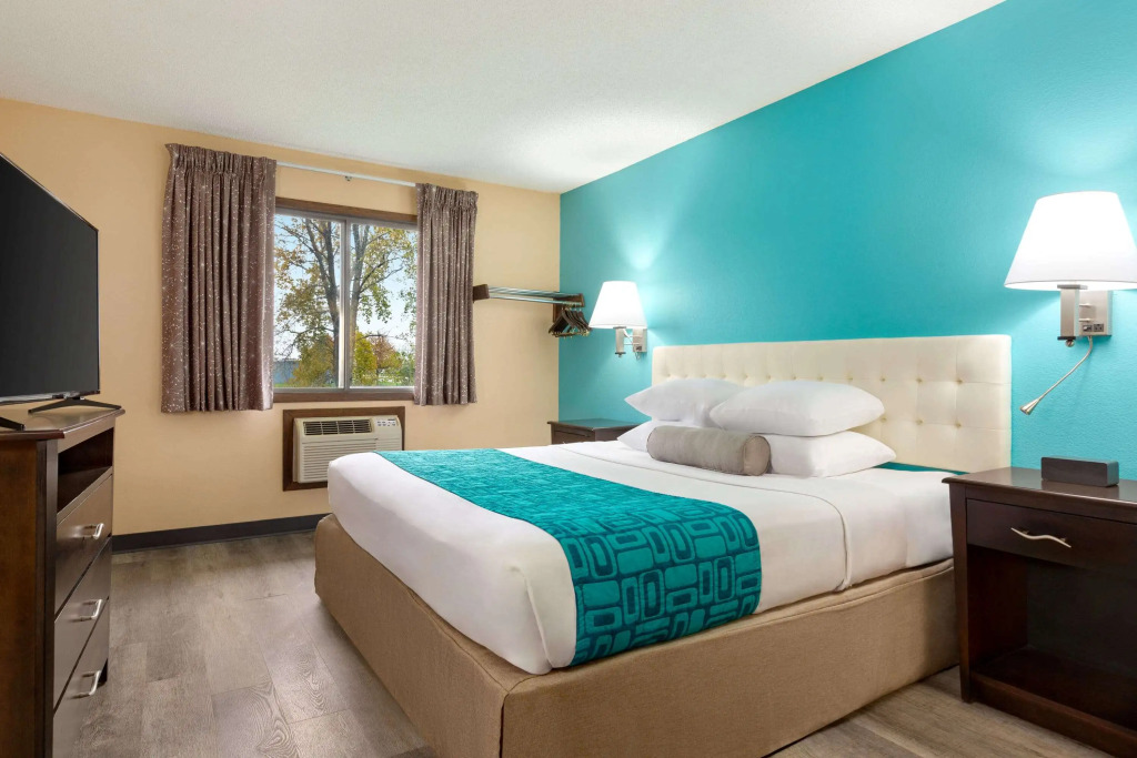 Howard Johnson by Wyndham Waterloo/Cedar Falls