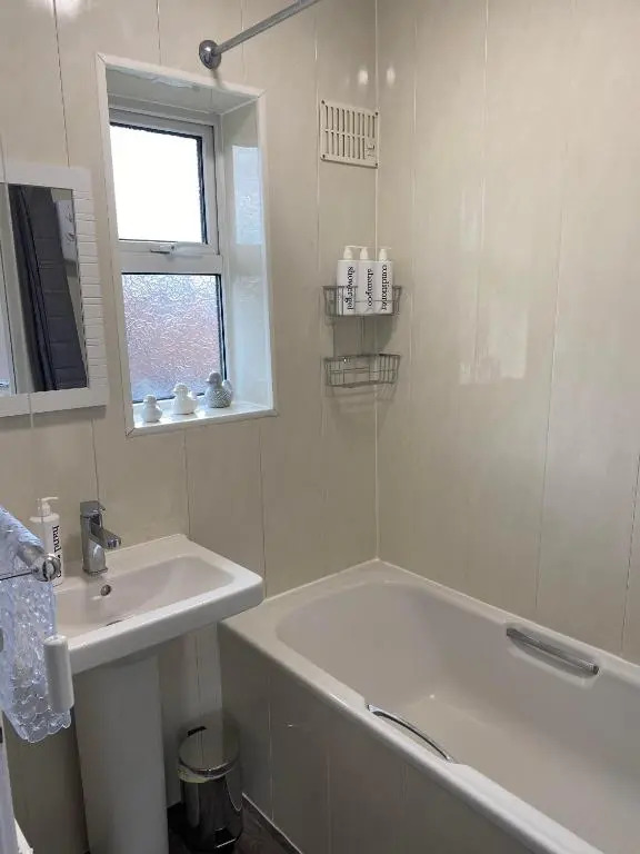 Spacious & Modern 3 Bed House